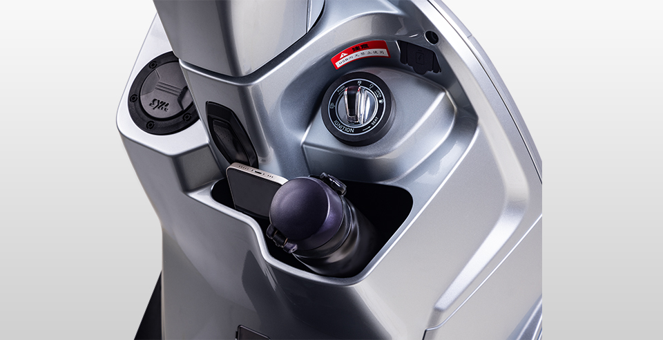 前置油箱设计,配重比更佳,隐私无忧,方便快捷,隐藏式挂钩,新增前置物空间,可放置奶茶杯,KEYLESS.jpg 前置油箱设计,配重比更佳,隐私无忧,方便快捷,隐藏式挂钩,新增前置物空间,可放置奶茶杯,KEYLESS.jpg